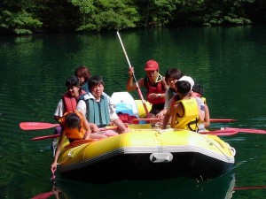 《高透明度》青木湖畔を探検！ラフトピクニック体験 