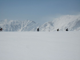 北アルプスをバックに一面の雪景色